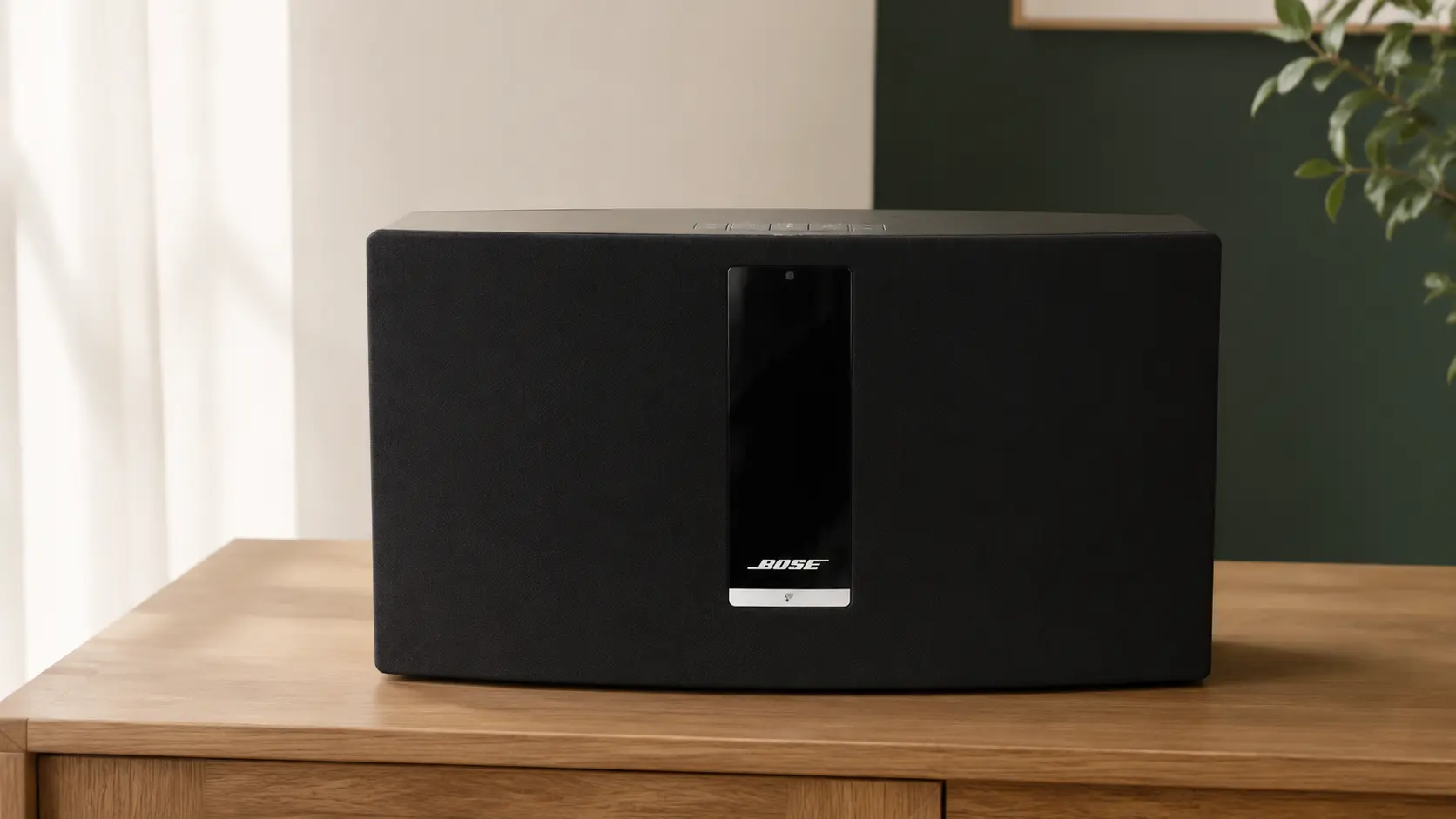 Ein schwarzer Bose SoundTouch 30 Lautsprecher auf einem Sideboard